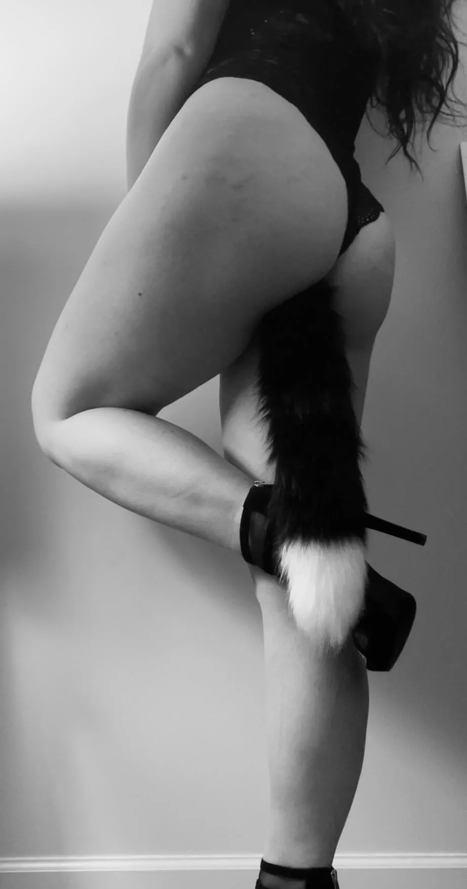 Your favorite disobedient [F]ox is back 🖤🦊 would we like to start seeing some outside shoots ?