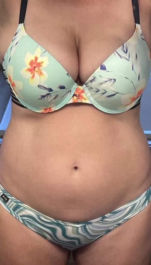 11/21/22 - VS sea-foam floral w/ teal marble thong (NSFW) [img]