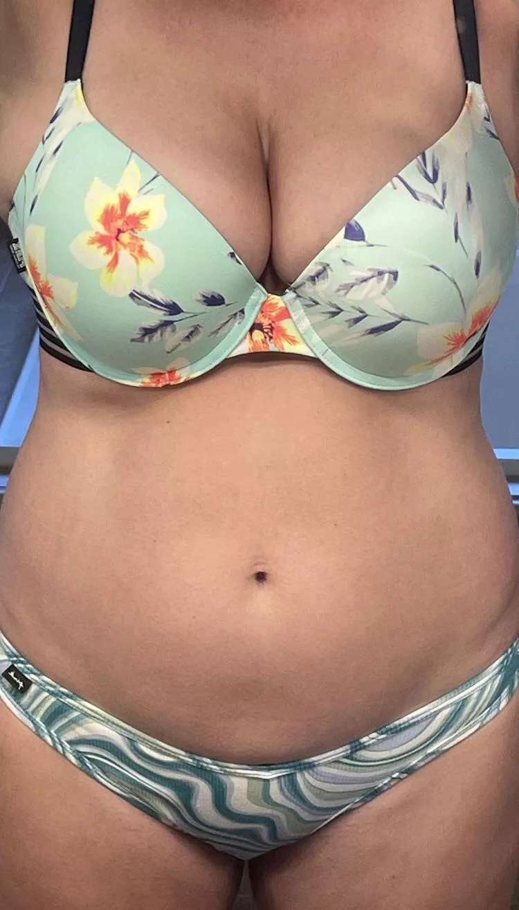 11/21/22 - VS sea-foam floral w/ teal marble thong (NSFW) [img]