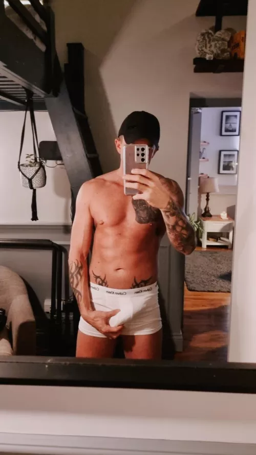 4 days out from training 💪🏼 Holding a bit of extra weight 👀🍆