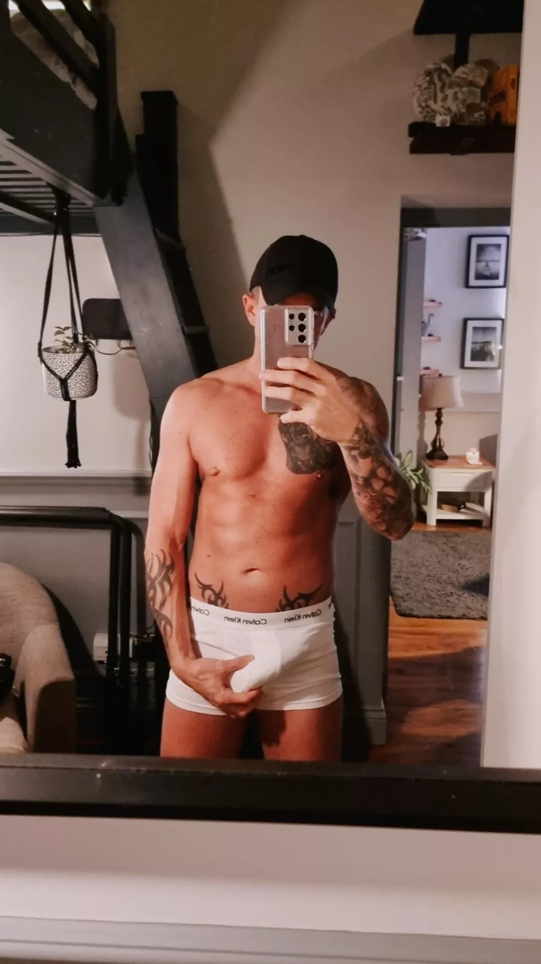 4 days out from training 💪🏼 Holding a bit of extra weight 👀🍆