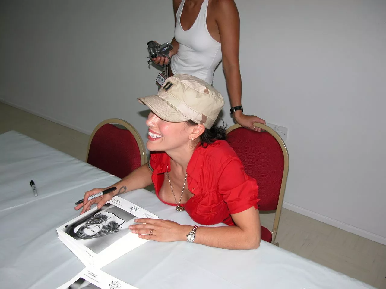 Alyssa Milano didn't wear a bra when she signed autographs for soldiers