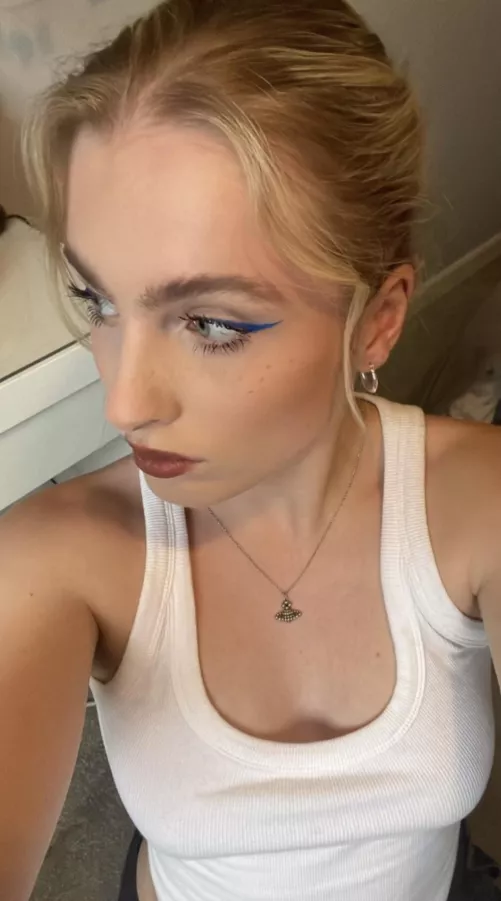 any dom femboys into cis girls and femboy cuck boyfriends ? :)