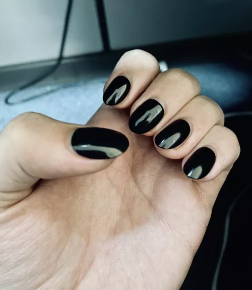 Anybody a fan of black? 🖤