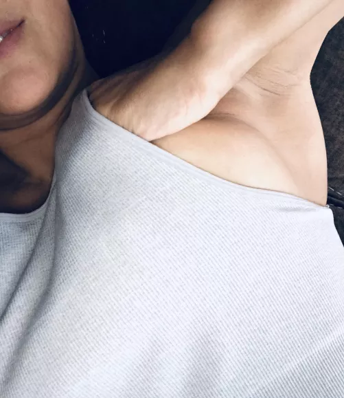 Armpit selfie