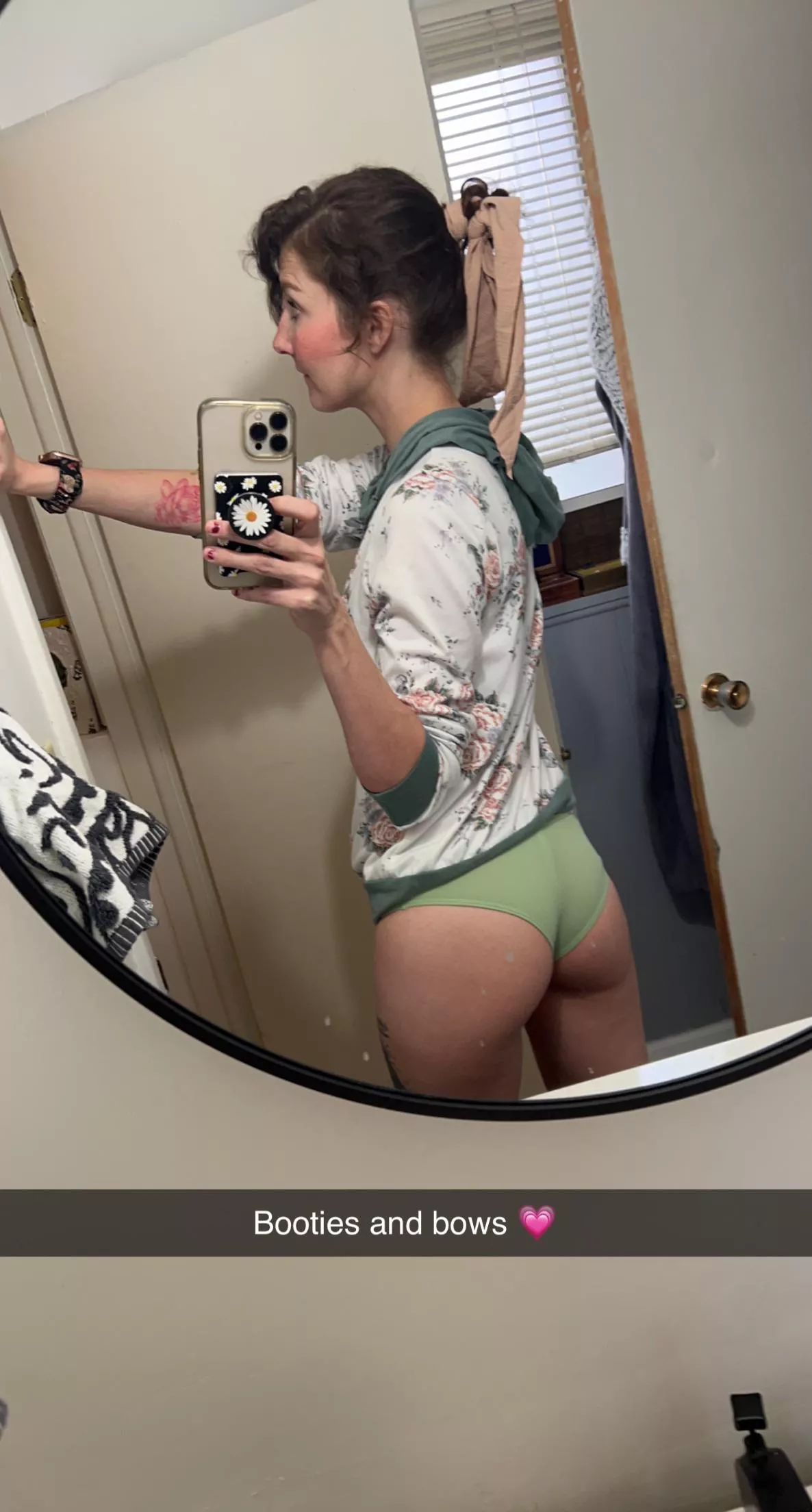 Booty and a cute bow💗💗