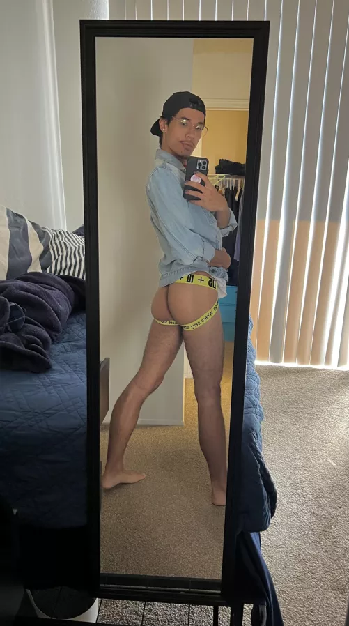 cute guy with an even cuter butt 🍑✌️