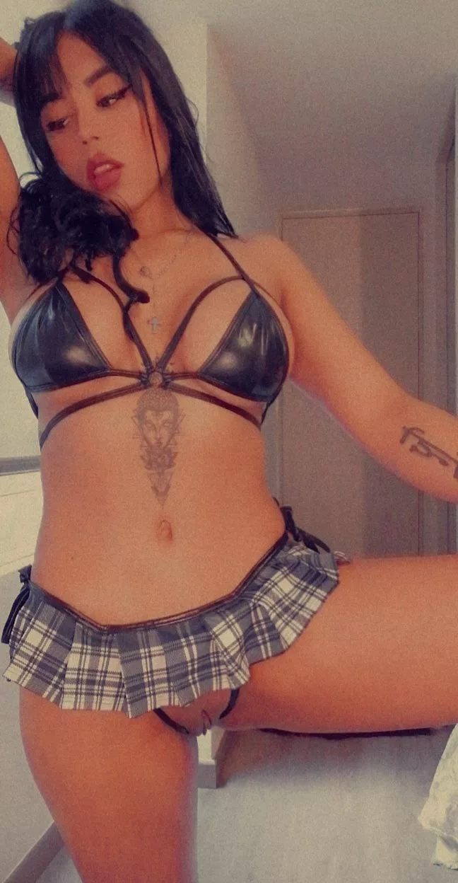 Do u wanna empty your balls on my tits?