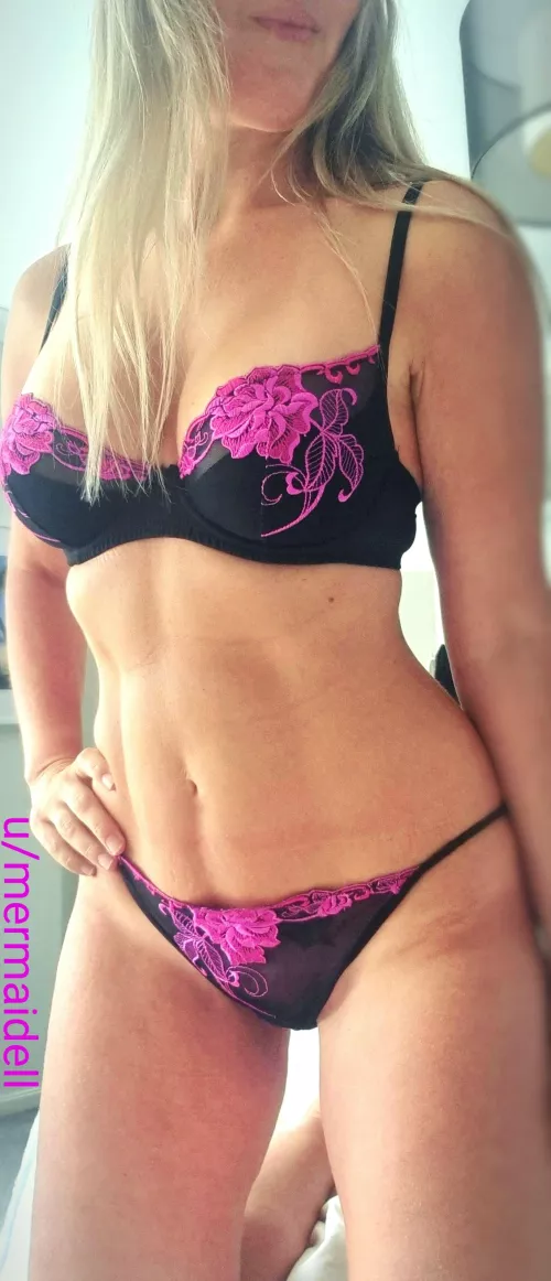 (F) I often get asked which is my favourite lingerie set. It's this 20 yo set! 💘