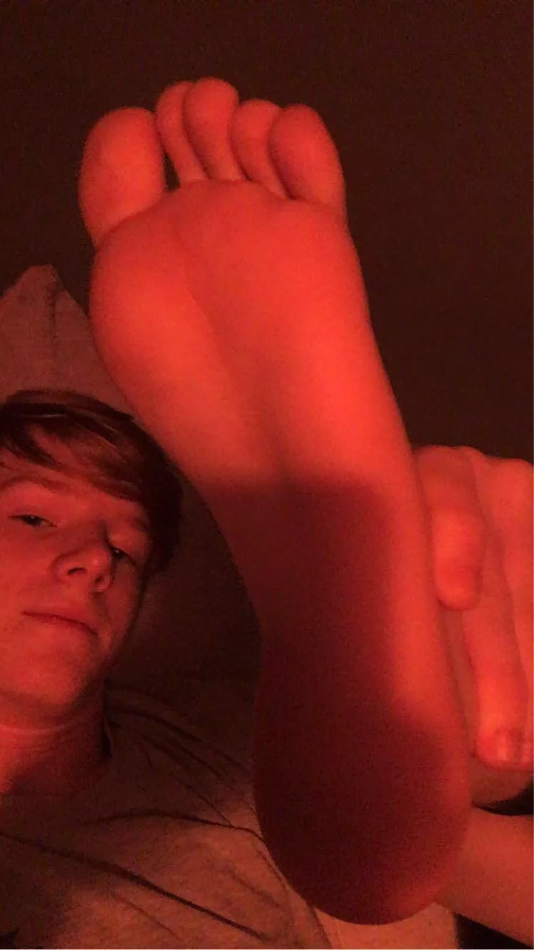 Feet or face.. where are you cumming?