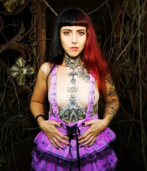 Greetings from this wicked little girl 😈 🔥