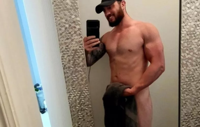 hmmmm enough reacts I might drop the towel👀👀