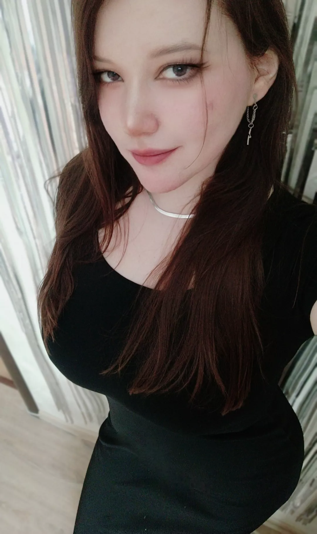 I feel like a femme fatale in a tight-fitting dress🖤