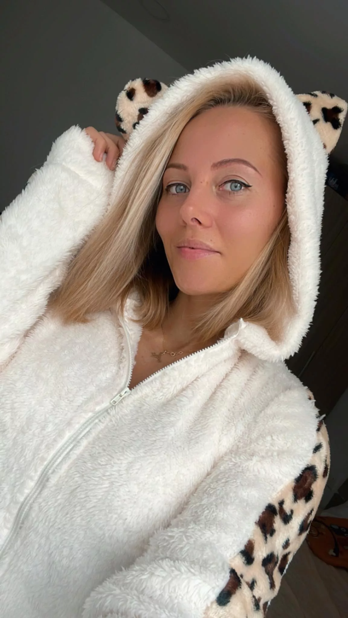 If everybody else is already showing tits and all kind of stuff, I am just here to say good morning 🐭