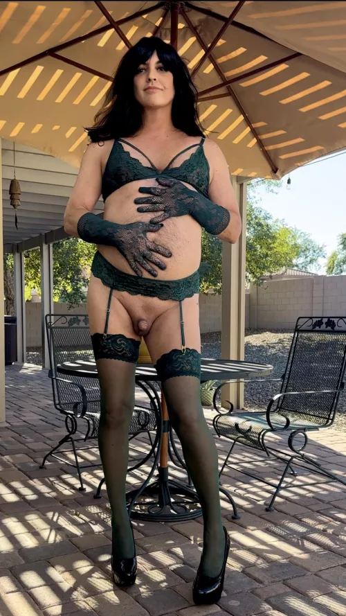 Im sorry I’m tipsy and unshaven but I just had to try on this new outfit. 💚 it won’t be up long. 💋