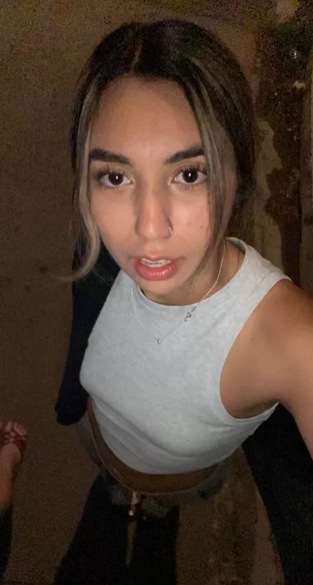 is anyone down to fuck my girl??? .pomona cali f21