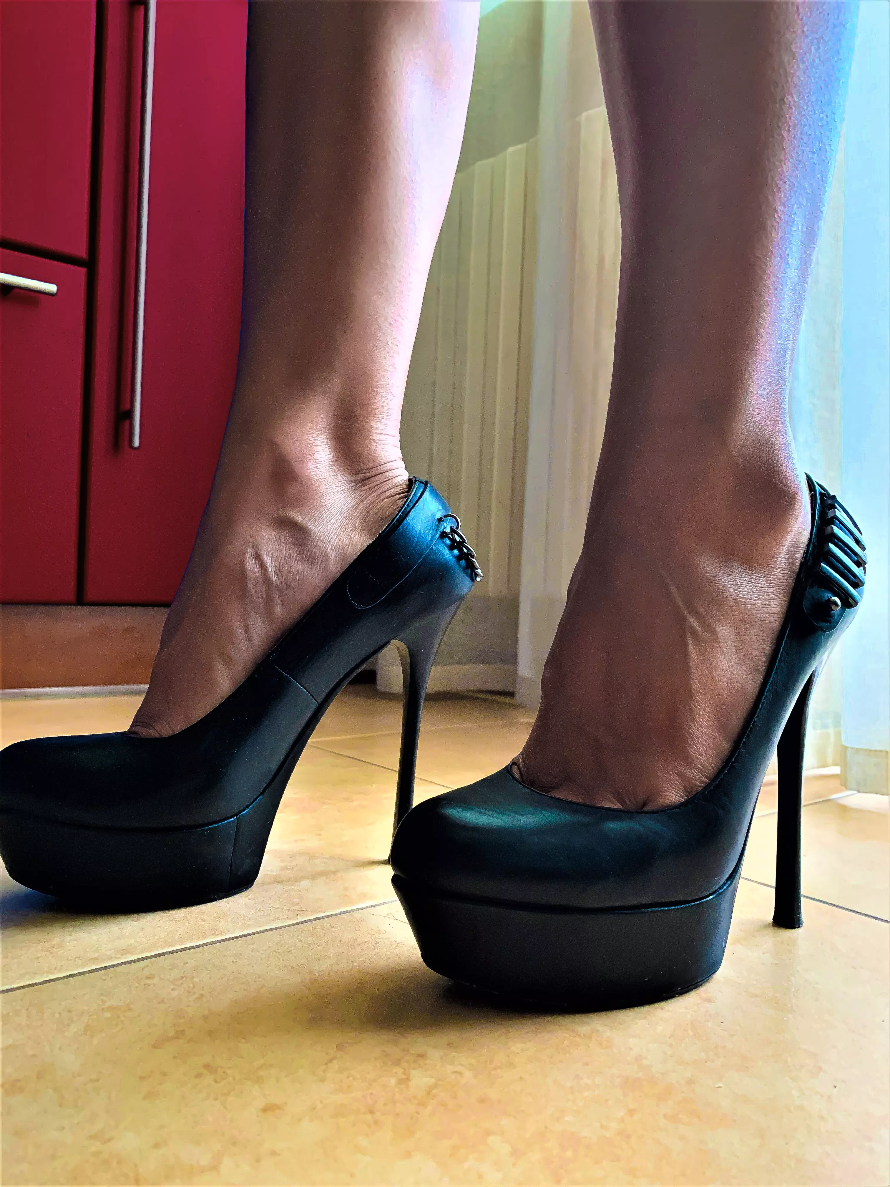 It may be strange, but I think the veins look amazing with these heels🖤