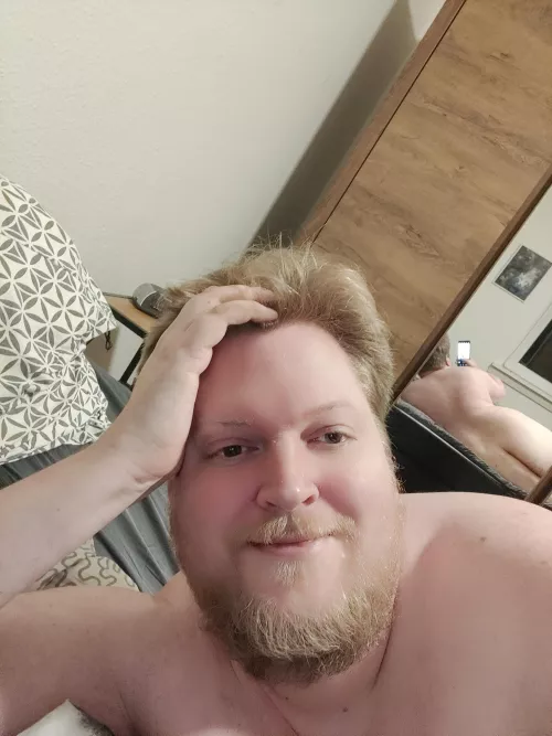 Just a selfie, hey guys!