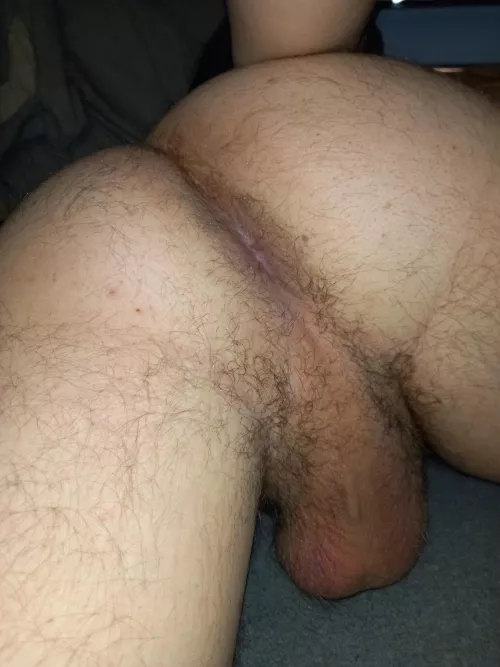 Just posting a late night booty pic 🍑