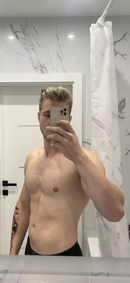 Ladies, I’d love to show you what’s hiding in my pants 😳 Dm me?