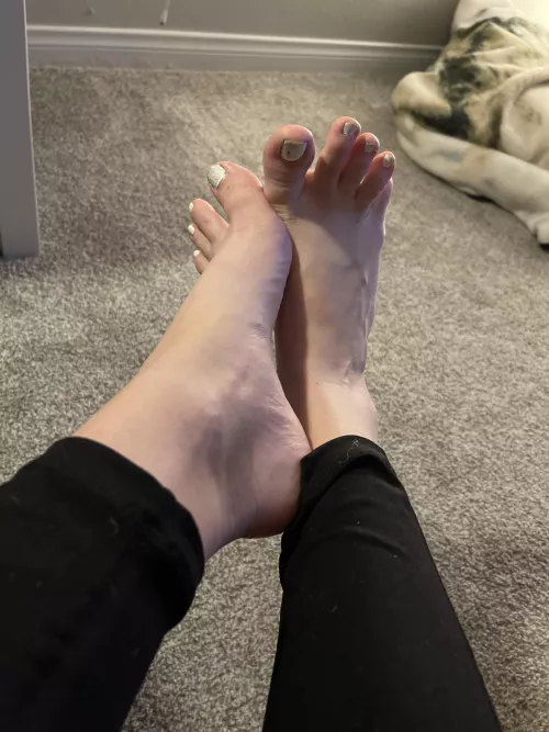 Late night foot rubs are in order, get started 😈😜