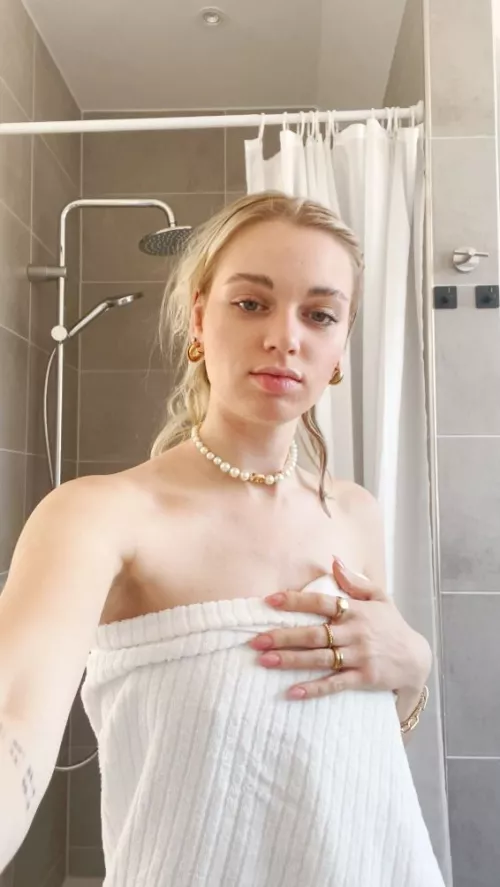 Let's shower together and f*ck me against the wall