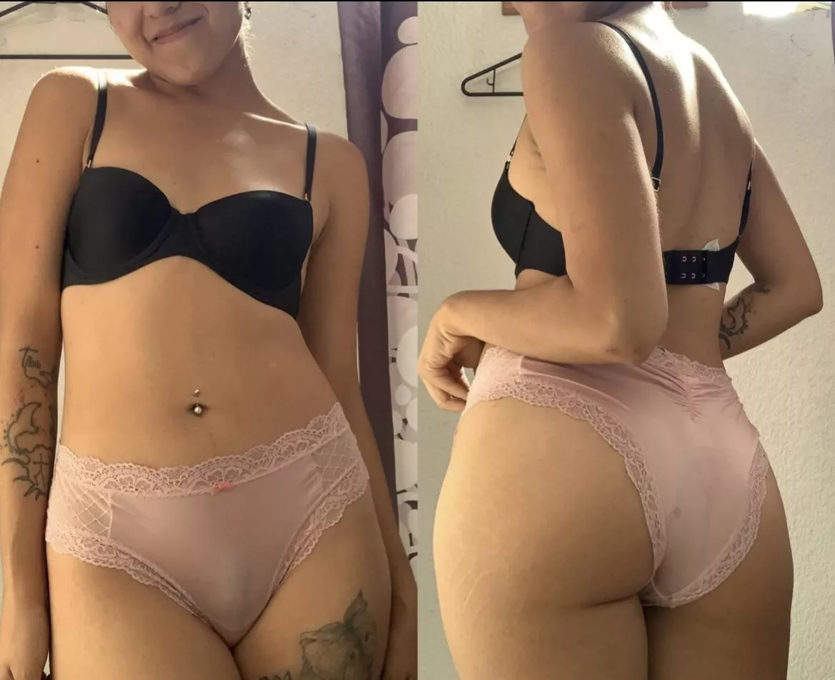 Love how my little bush peaks out ;) [f]