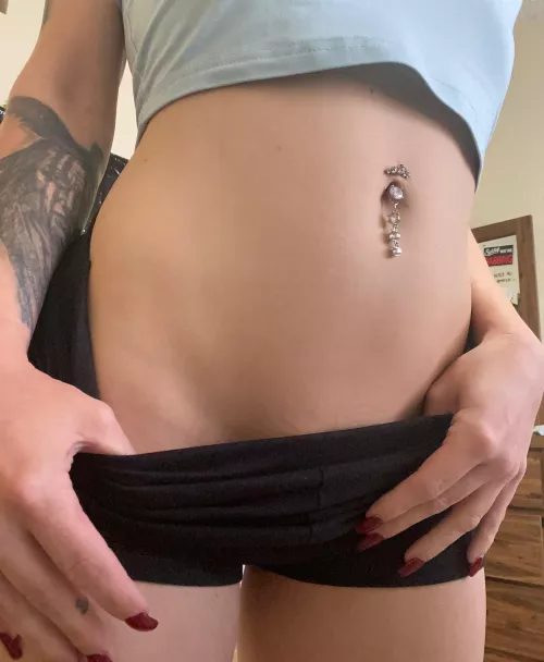 Midriff and belly button 😘