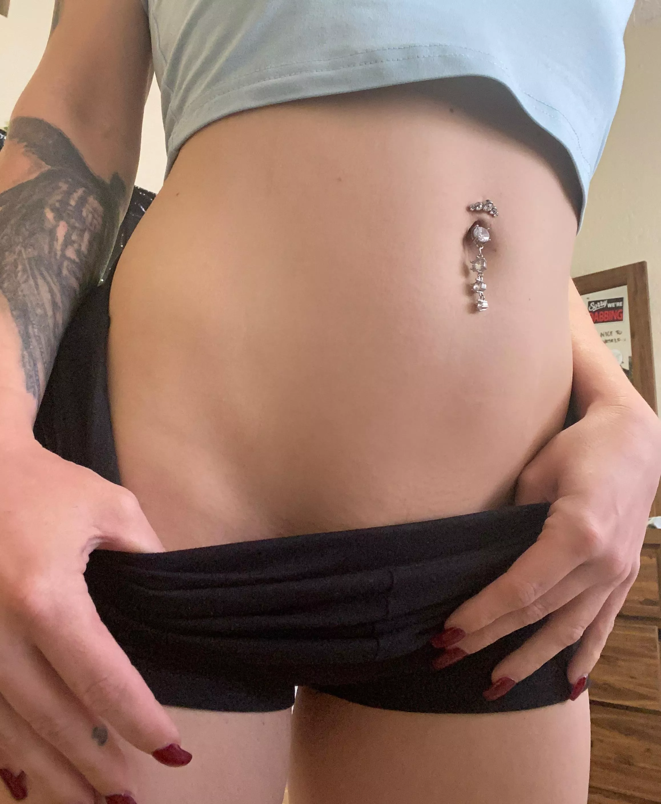 Midriff and belly button 😘