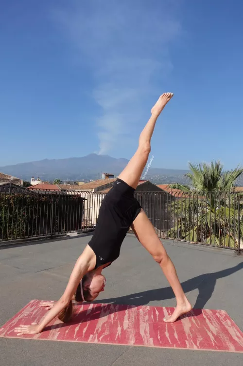 Monday starts perfect with a downward facing dog asana 🧘‍♀️