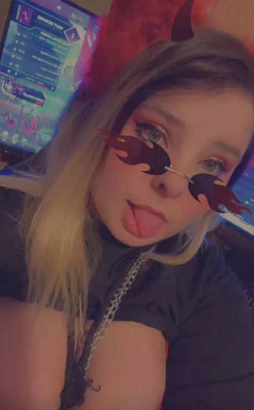 Playing some Warzone 2 quads and streaming tonight 😋 (Yes I know I have apex up in the background 💀)