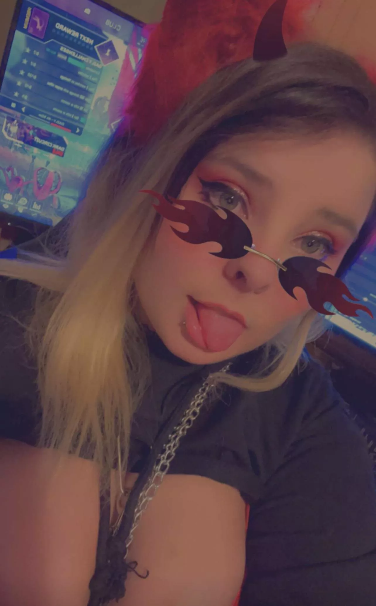 Playing some Warzone 2 quads and streaming tonight 😋 (Yes I know I have apex up in the background 💀)