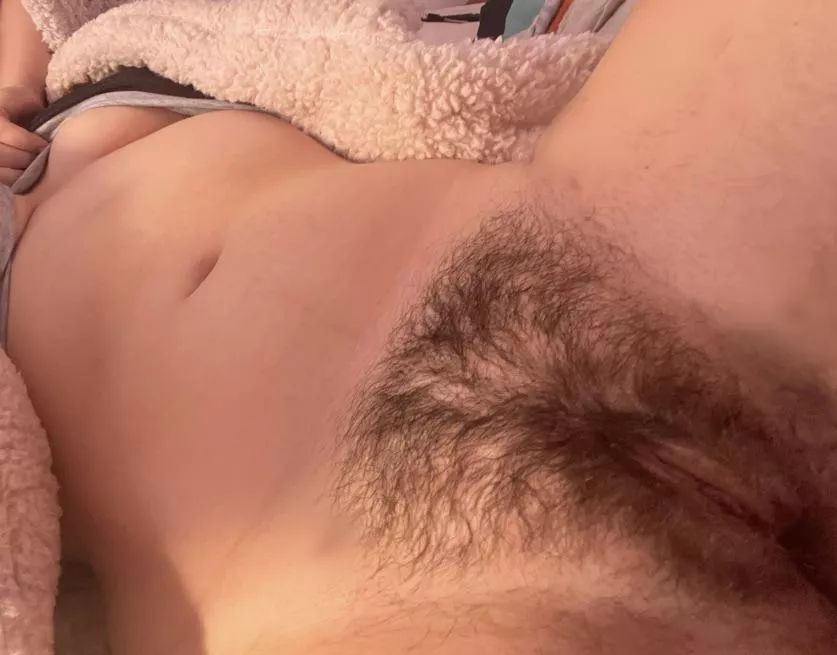 Please play with my hairy pussy 😻