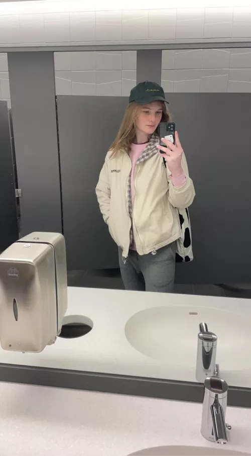 Quick fit pic in my uni bathroom between classes!