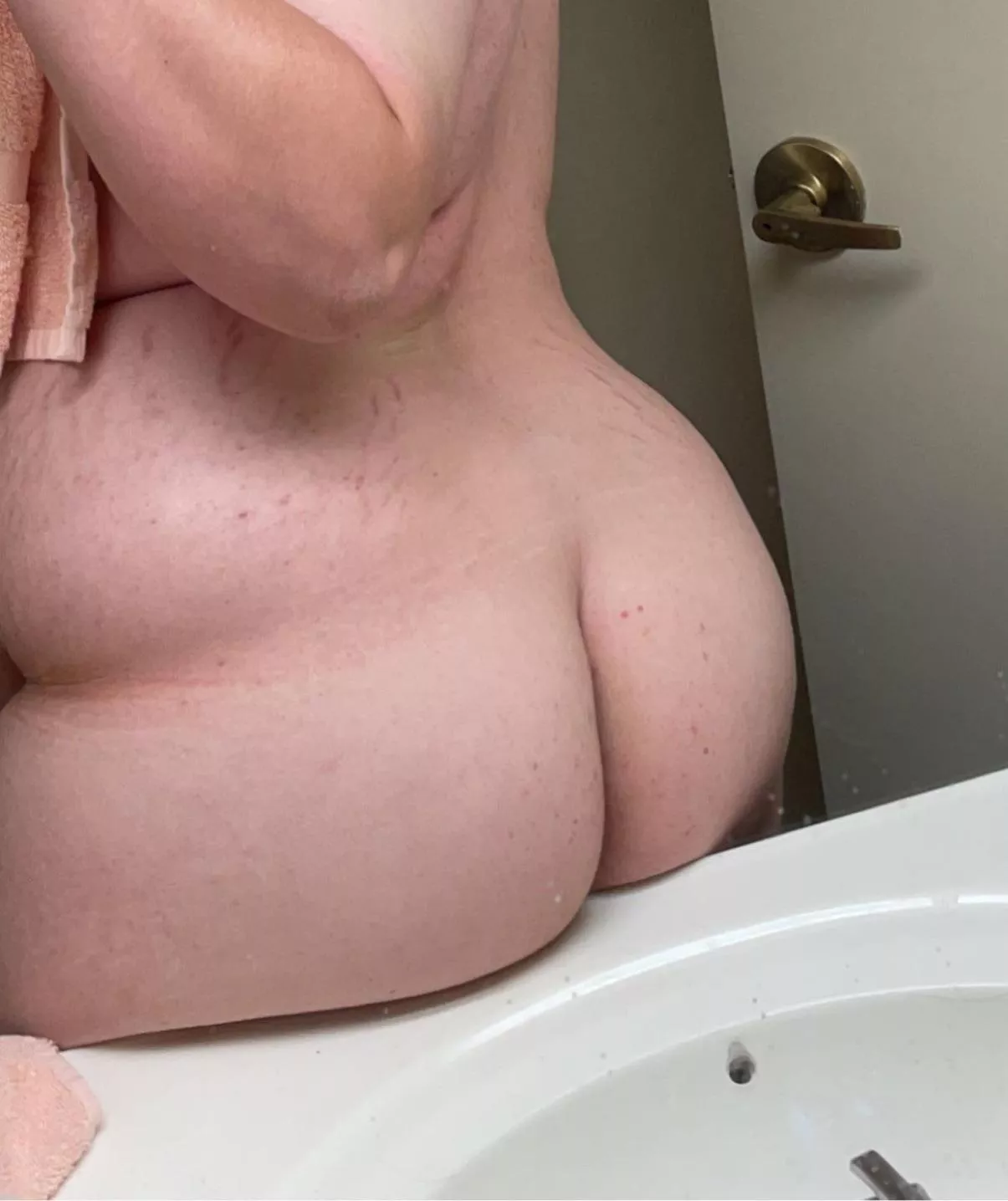 roommate’s around right now, so here’s an old pic. enjoy fellas 😘