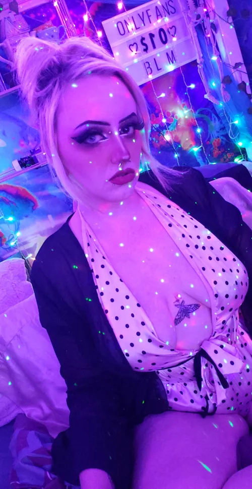 [Selling] Fetish & Vanilla content! Custom or premade I have tons for either! Pics, vids, even video calls!