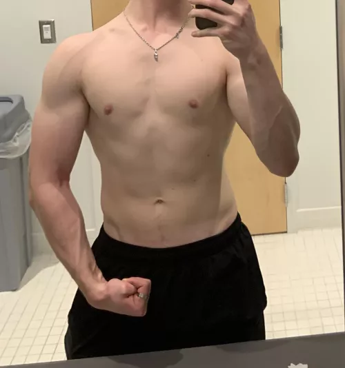 Sub jock looking for an alpha bro dm me