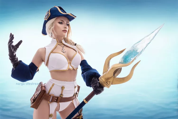 The main attribute of the Admiral is a hat. The rest is optional. (Narga)