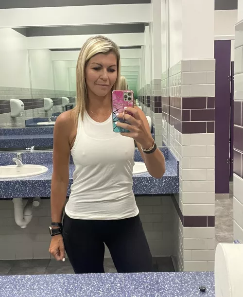 Think anyone in the gym noticed my Mature MILF pokies?