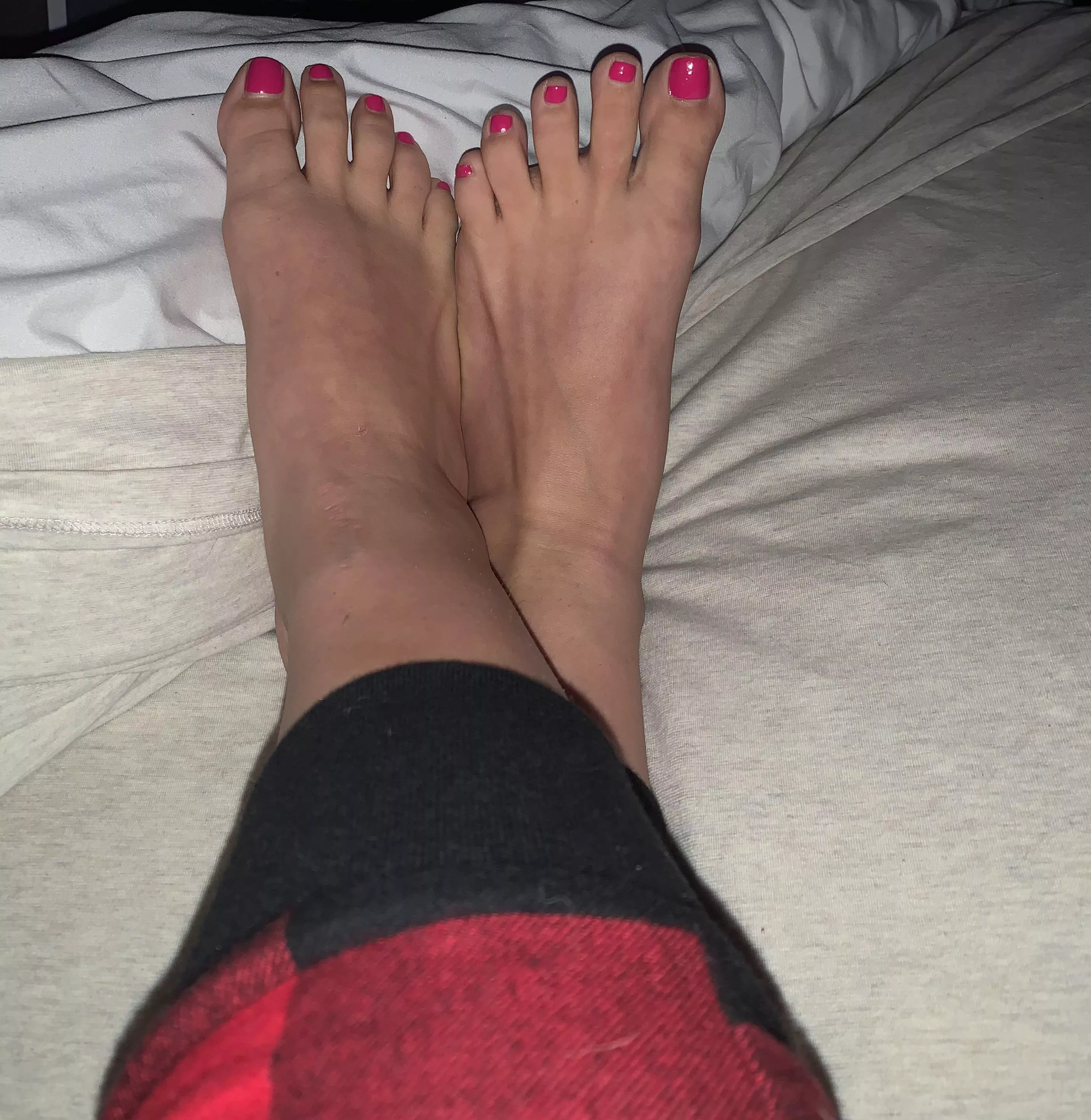 Who is warming up my feet this morning? Foot rubs make me 💦