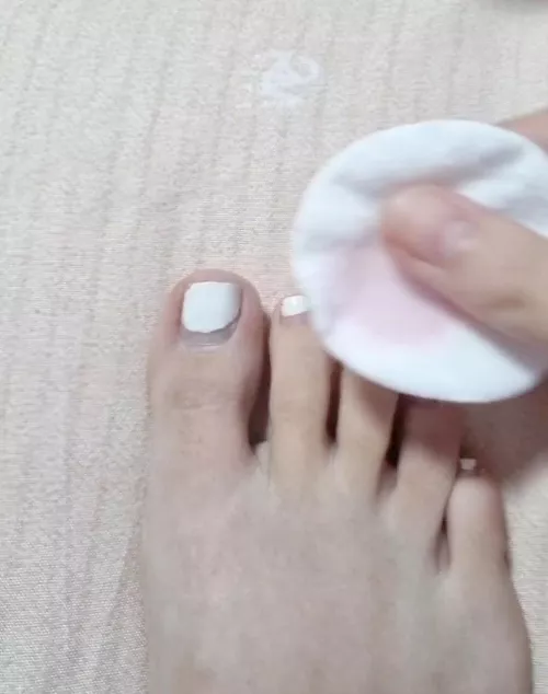 who wants to see me clean my pedi? I haven't done my toes in 4 weeks😋