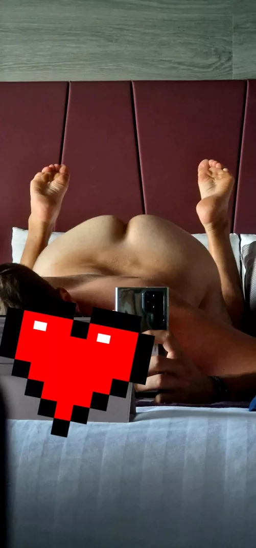 being in a hotel room always feels so kinky, would love some company!