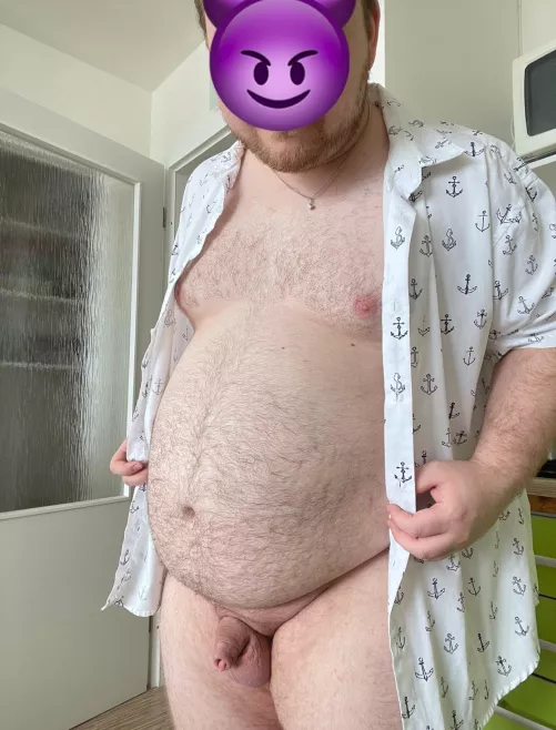 Belly just doesn’t wanna be in a shirt 😝😈