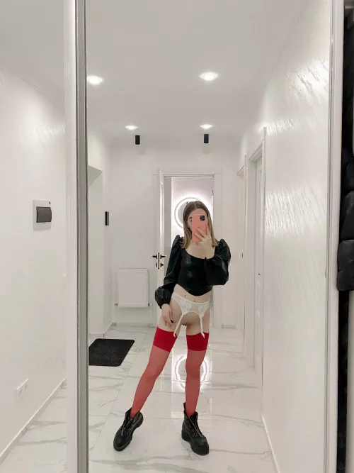 Blonde hair and pale skin look so feminin