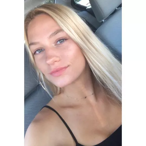 Bored at work on this slow holiday week. Swapping now. Me 30 her 28 from Orlando. She knows I share. Feet pics a plus. Let’s chat