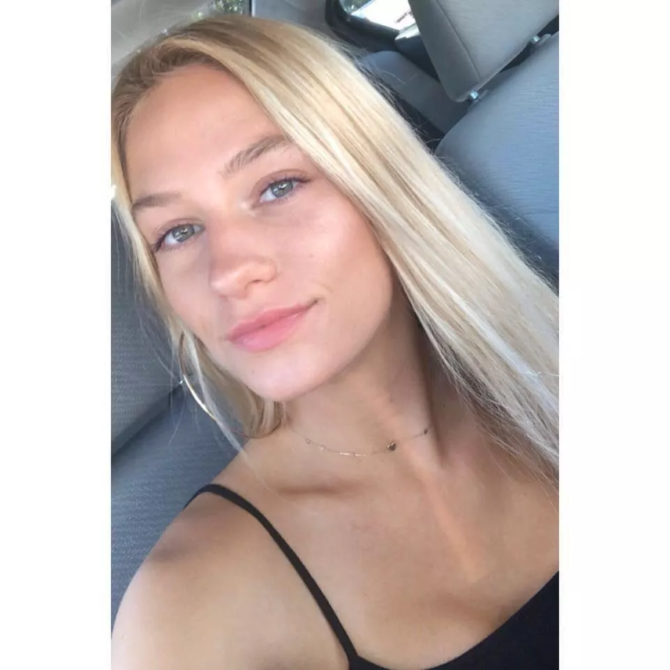 Bored at work on this slow holiday week. Swapping now. Me 30 her 28 from Orlando. She knows I share. Feet pics a plus. Let’s chat