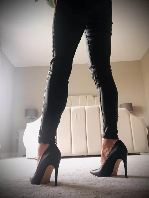 Can’t go wrong with black heels 🖤