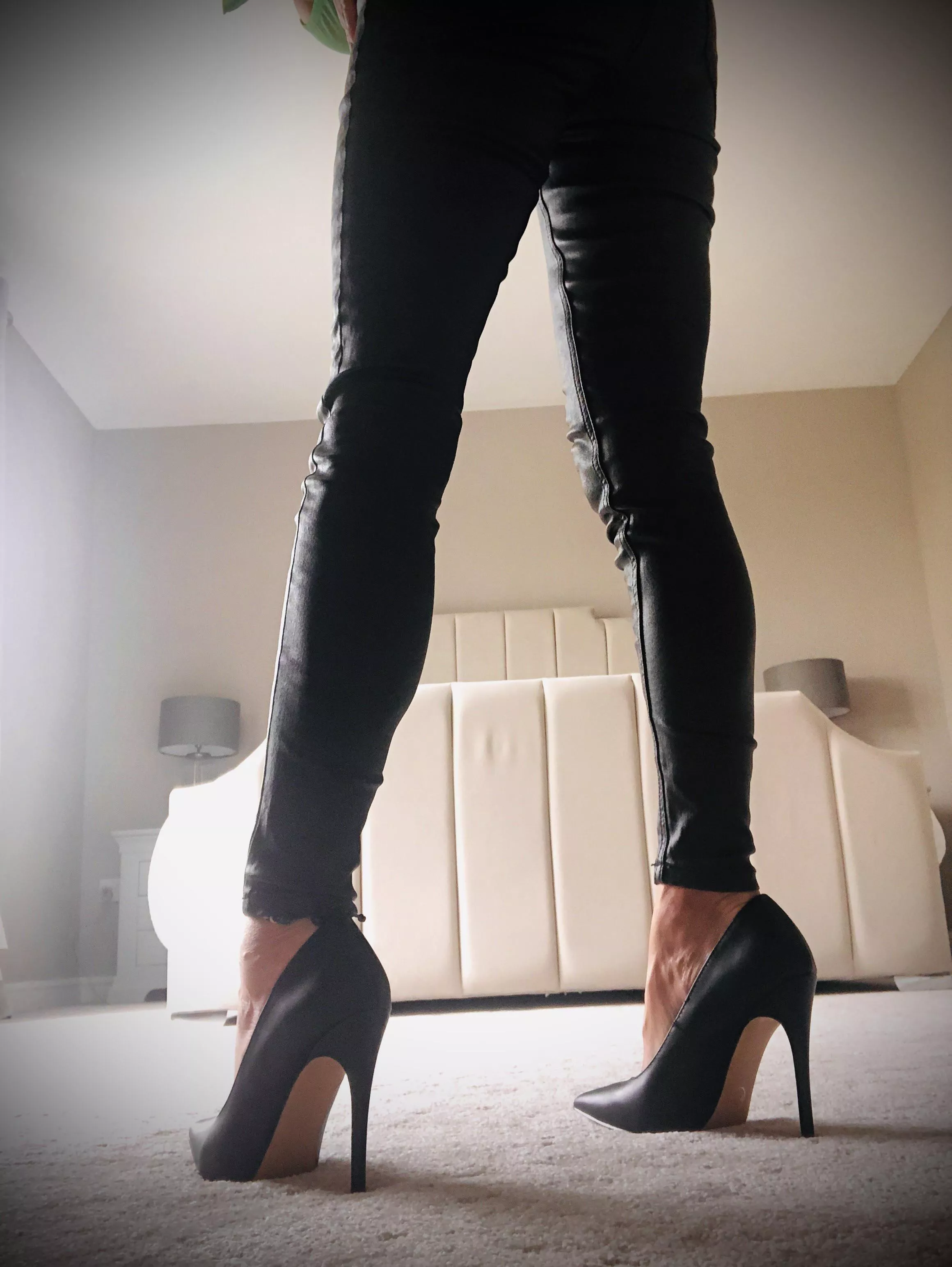 Can’t go wrong with black heels 🖤