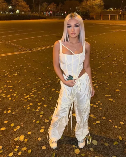 Chav baddie Ell out late at night