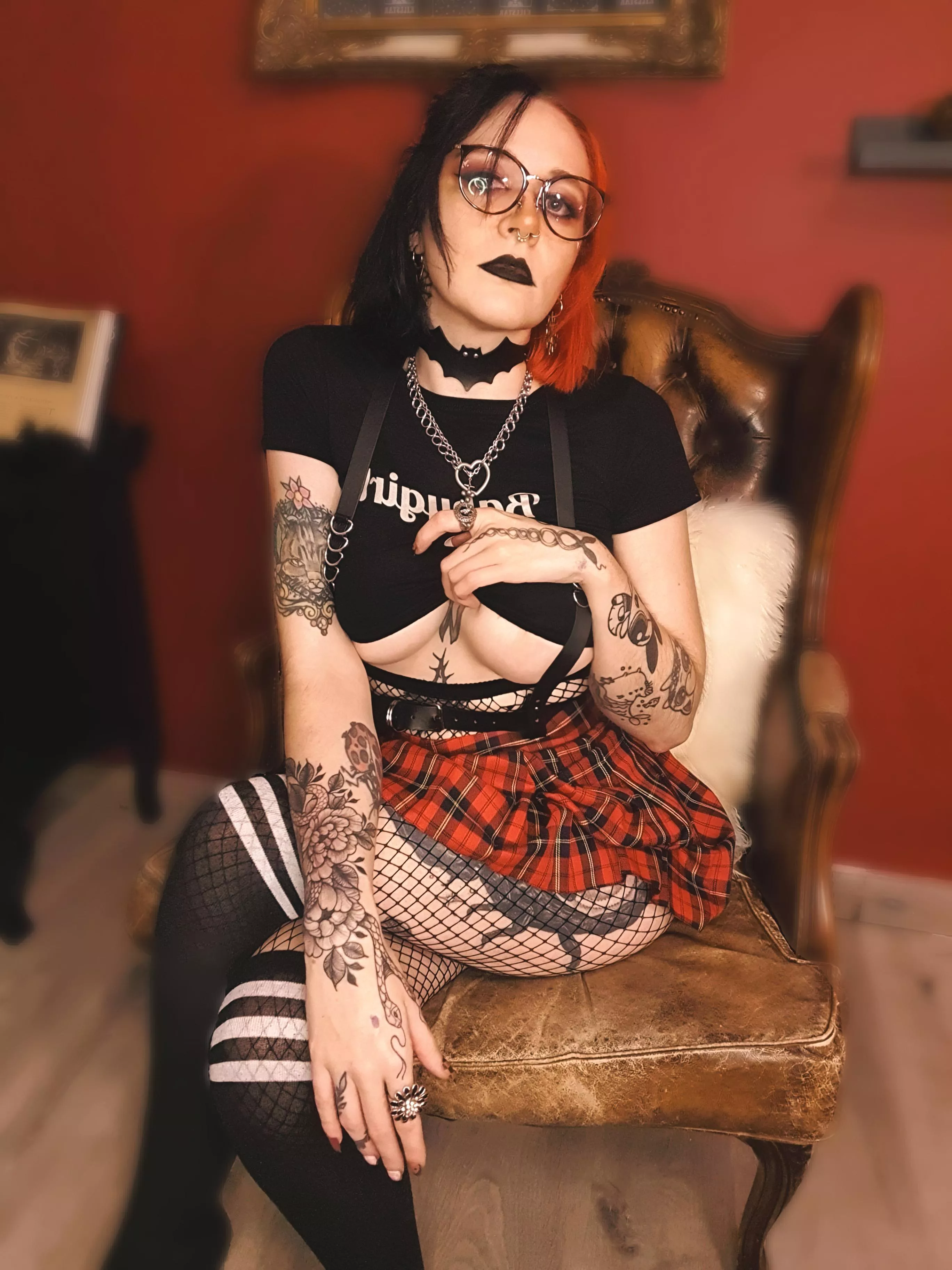 dirty goth schoolgirl 🖤